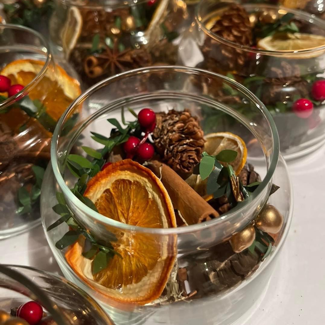 FN Lemons dried orange slices cocktail garnish in Christmas decoration – dehydrated orange drink garnish